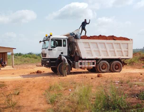 LIVRAISON DE REMBLAIS AVES LE CAMION SINOTRUCK DE 20 m3